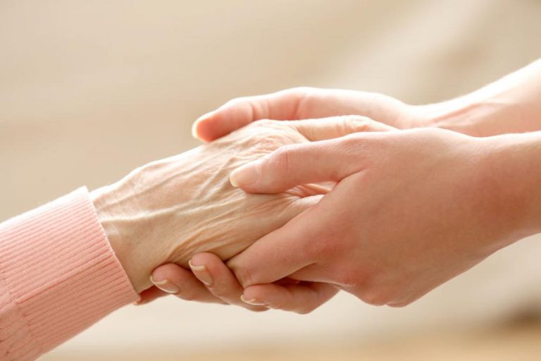 FAMILLE PRATIQUE – Aide à la personne à Poissy : Auxiliaire de vie – Maintien à domicile – Retour d&rsquo;hospitalisation