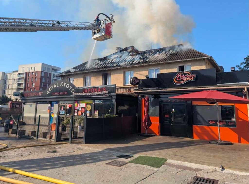 Major Fire Destroys Building in Carrières-sous-Poissy, No Injuries Reported