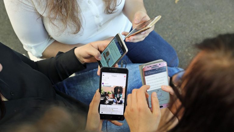 French High Schools Ban Phones, Students Worry